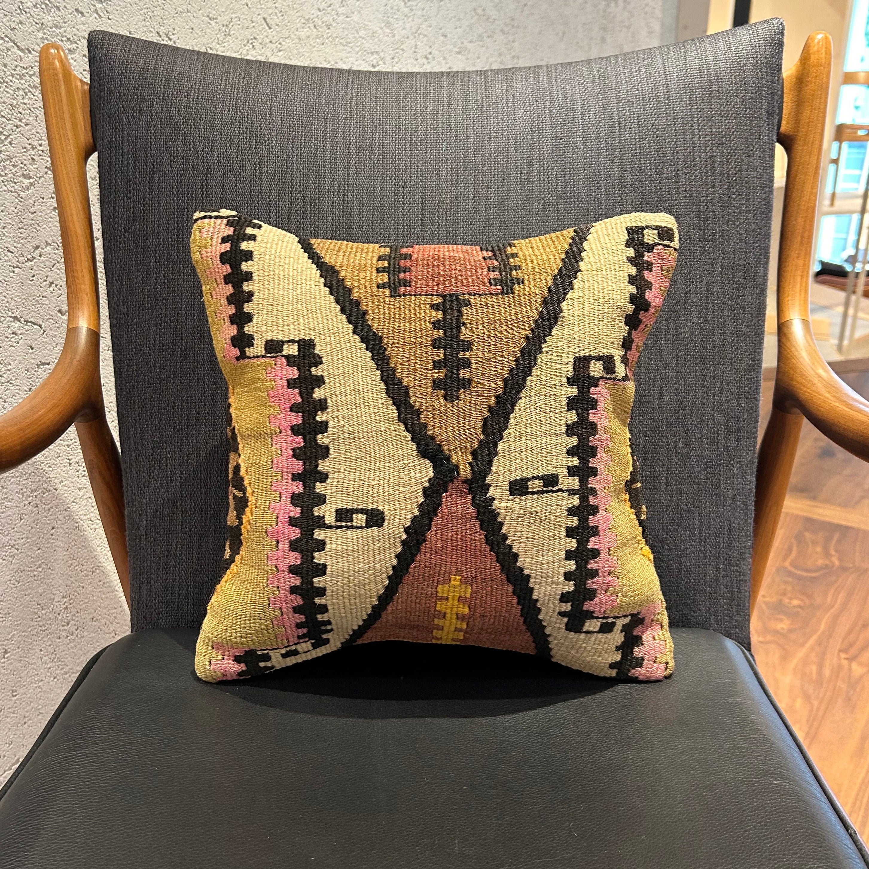 オールドキリム キリムクッションカバー 35×35㎝ (C-14418) – キリム屋