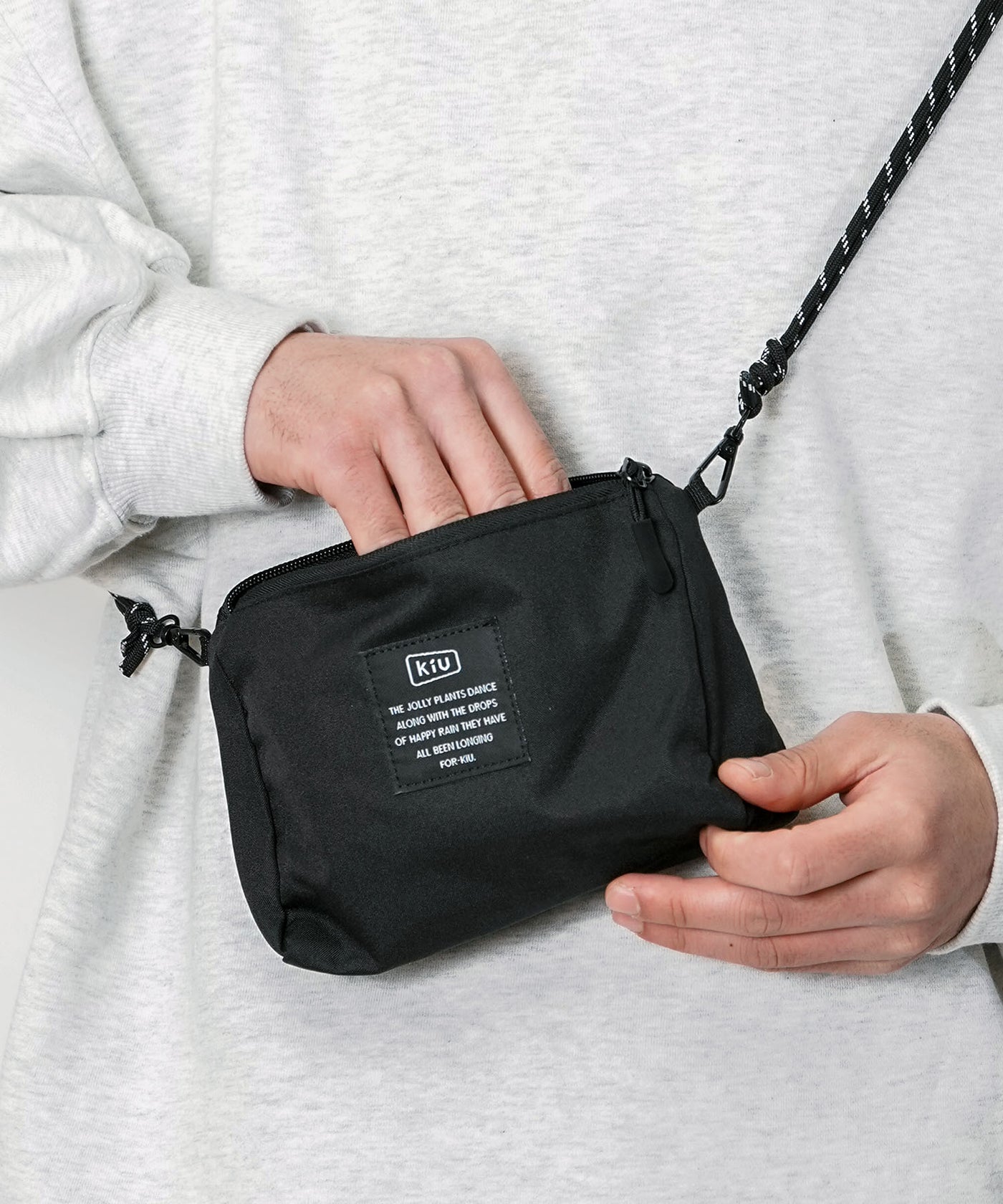 パラコードサコッシュポーチ k362 – KiU公式オンラインショップ