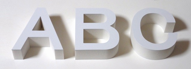 厚みのある立体文字ホワイト・ブラック 角ゴシック(英大文字)-サイン