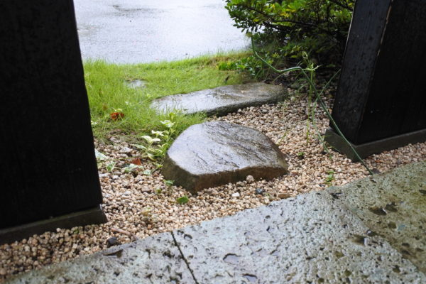 雨に濡れる石 | KOBAYASHI KENJI ATELIER
