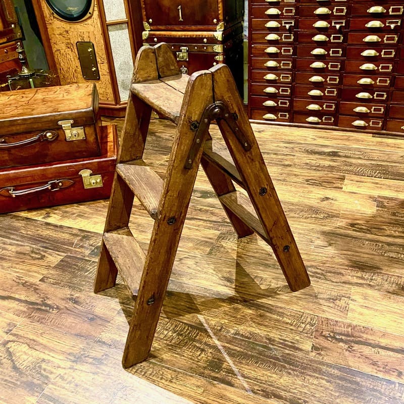 まだまだ現役で使える頑丈なステップラダー – 神戸アンティークウェア