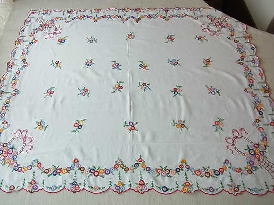カロチャ刺繍とマチョ刺繍のテーブルクロスをUPしました