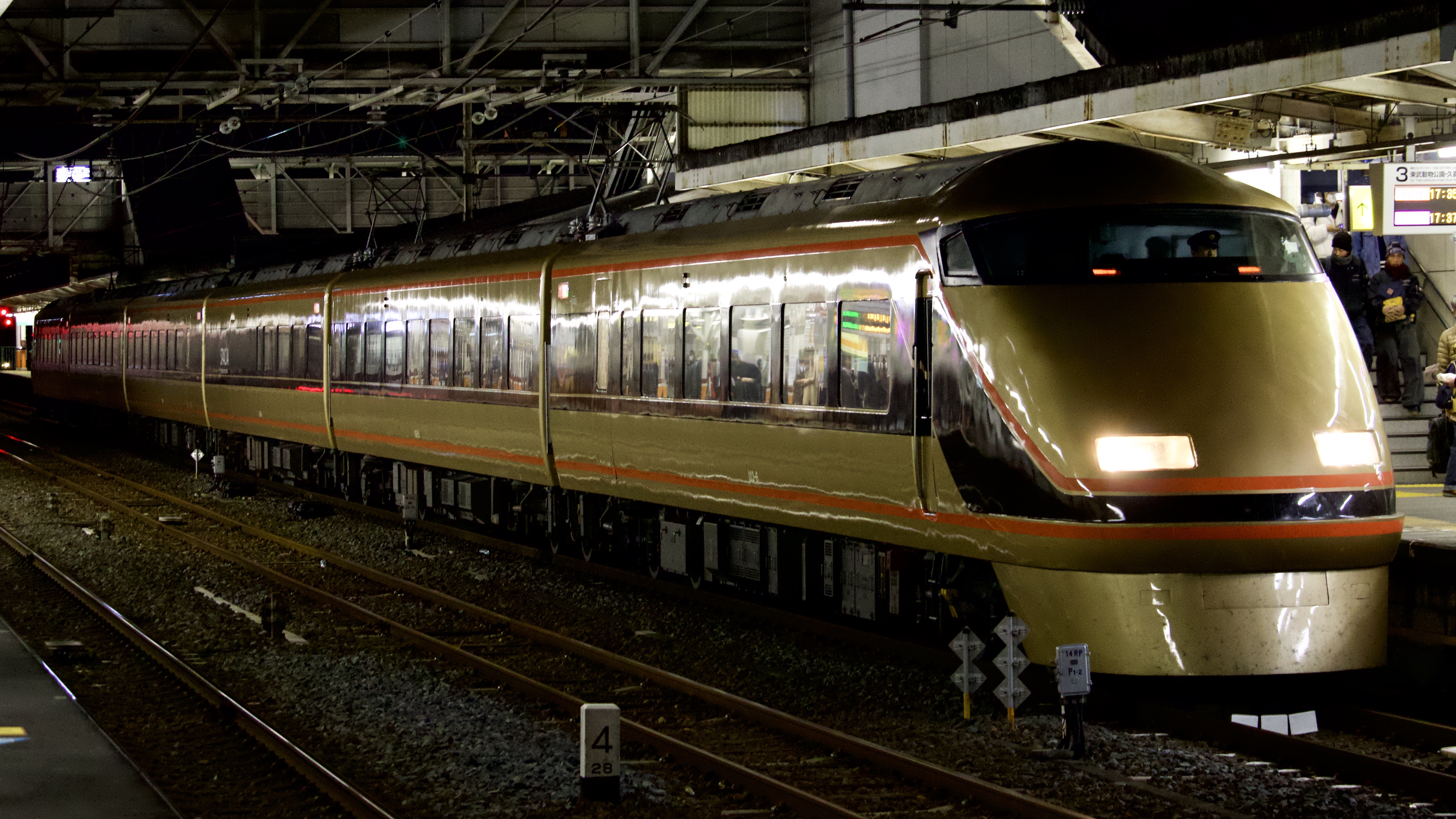 東武鉄道100系(SPACIA) フルカラーLED行先表示 : 緑石英の礬素