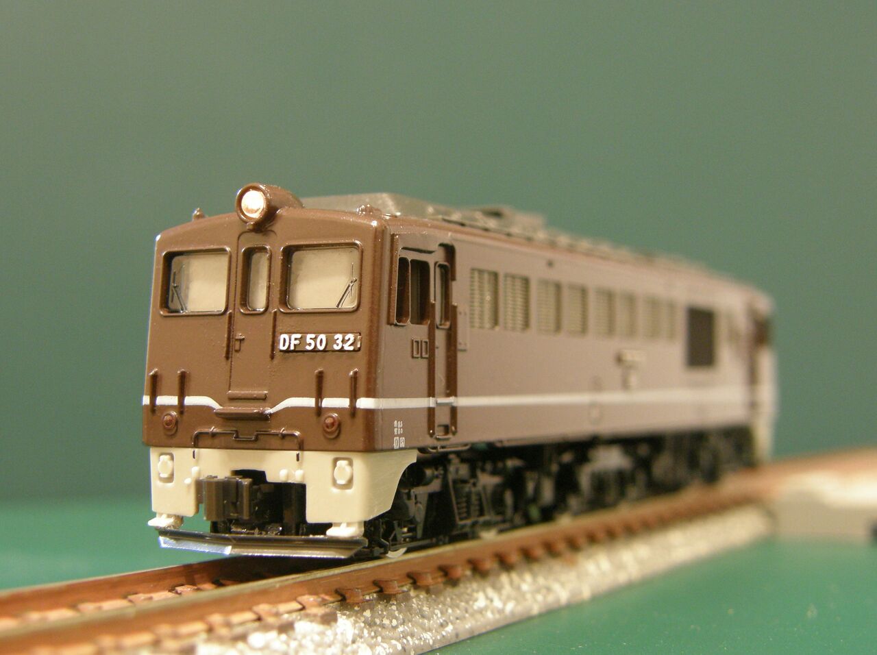 トミックス「DF50形・ブラウン」を、他の機関車と並べてみました