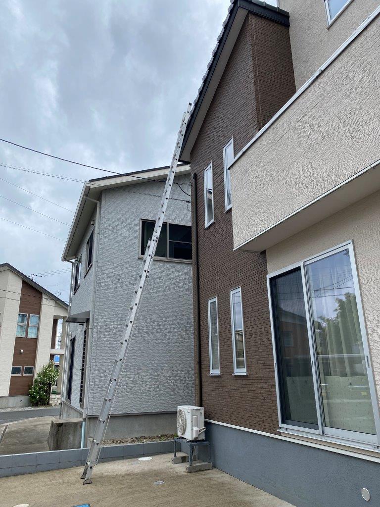 五泉市にて築10年の瓦屋根から瓦の破片が落下したとお問い合わせを頂き