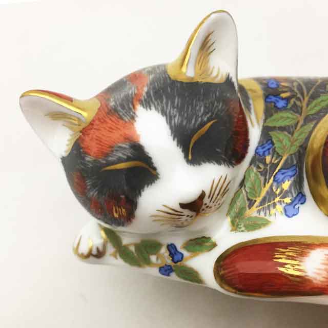 ロイヤルクラウンダービー眠り猫のペーパーウェイト Catnap Kitten