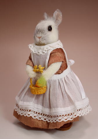 棚からうさもち ／ エプロンドレスを着たフロスティのうさぎ