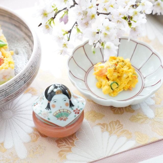 有田焼 手描き線紋 菊割小鉢 赤 ｜ 四季折々のおしゃれな和食器通販