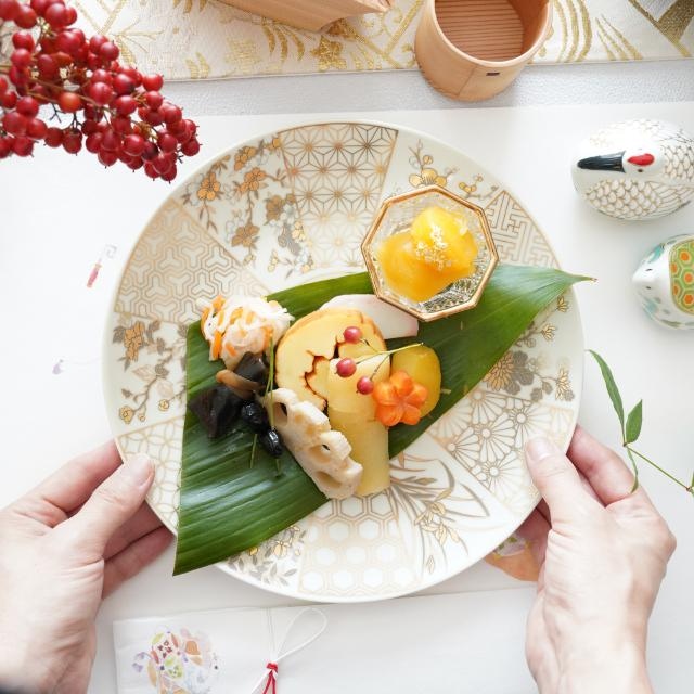 共箱入り「古伊万里錦手花蝶文様丸形四段小重鉢」と「切子ワイングラス