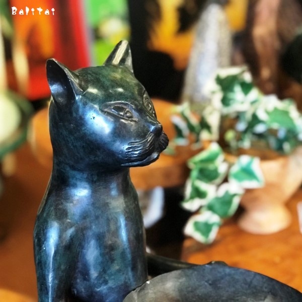 ブロンズ猫／皿を持つブロンズ猫のオブジェ【H62cm】 | ブロンズ猫