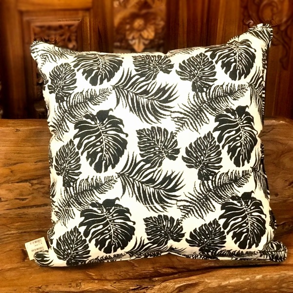 クッションカバー／プリント柄のクッションカバー【モンステラ