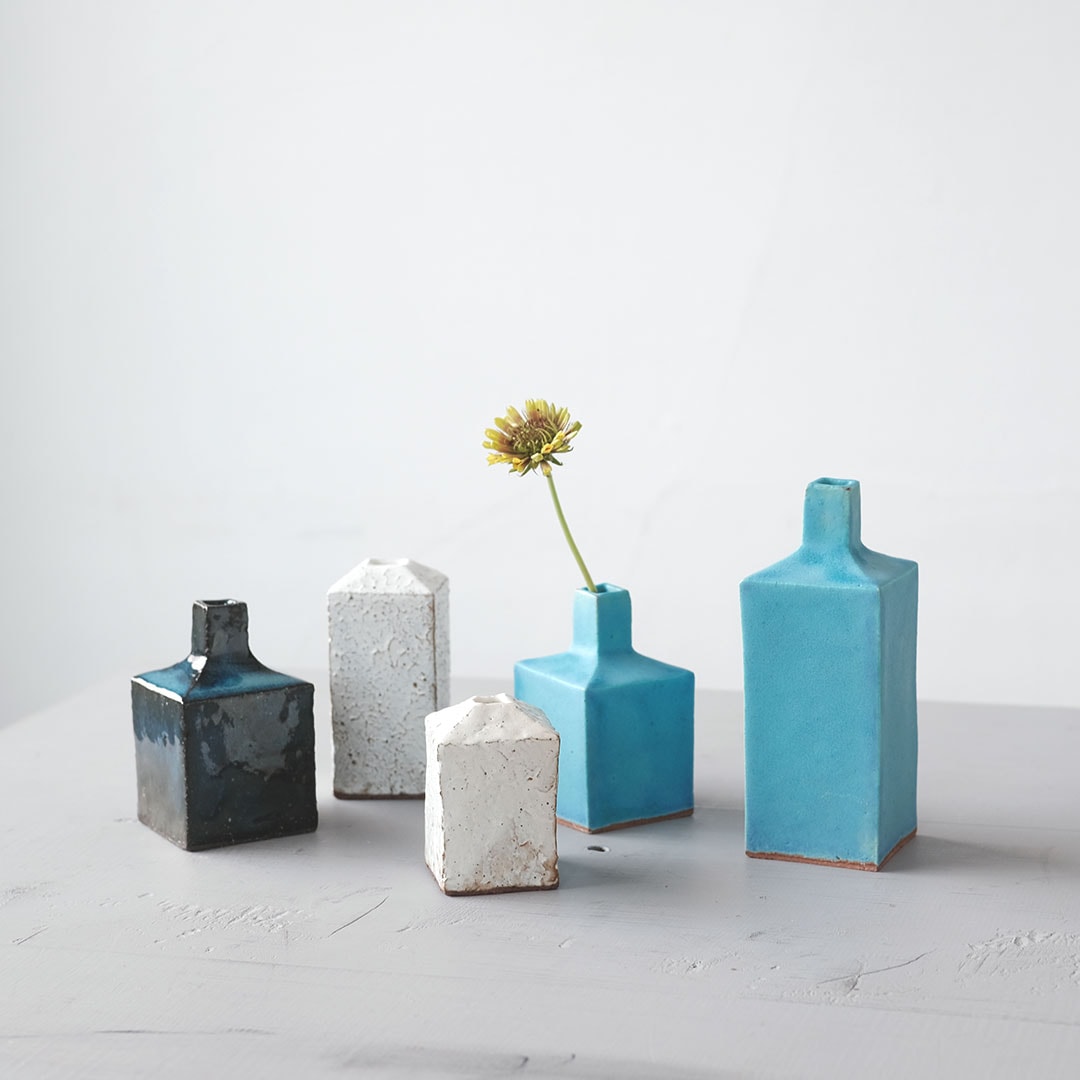 一輪挿し/四角錐/ゴマ白 | 陶工房 Ron | 糸島くらし×ここのき 公式通販