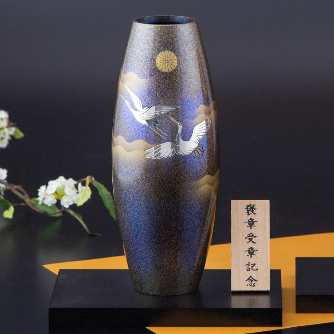 叙勲褒章叙位の記念品と額縁 菊紋入 真鍮製花瓶 四季 彫金二羽鶴 松風