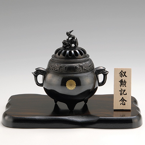 叙勲褒章叙位の記念品と額縁 高岡銅器 菊紋入 真鍮製香炉 宝寿獅子蓋