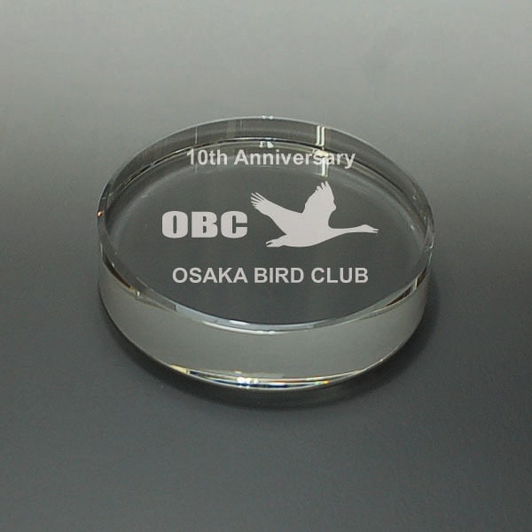 個別デザインで作るクリスタルペーパーウエイトは各種記念品に最適です