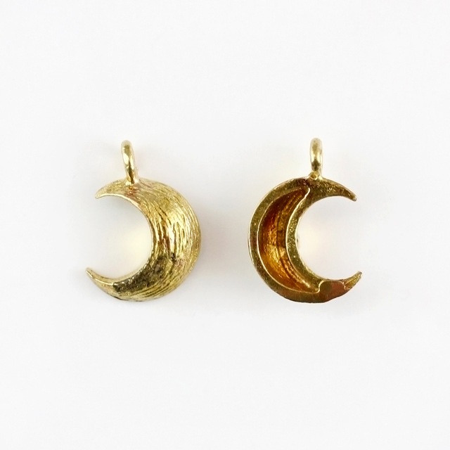 2210469BRC 真鍮製チャーム 月 生地 10.0×6.5×3.0mm 6ヶ - 卸シルバー