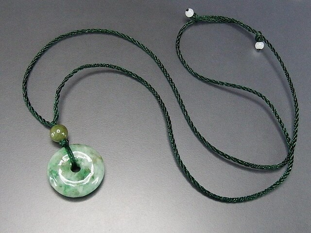 レア色陽緑入りひすい本翡翠丸平安扣ペンダントネックレス天然石
