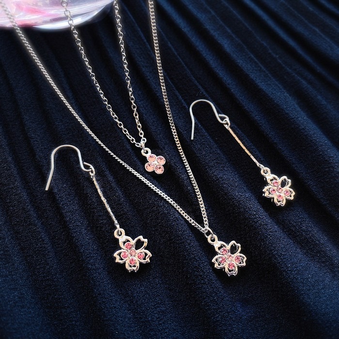 桜クリスタルロングピアス(ギフトボックス別売) | 北一硝子 まごころお