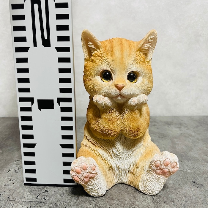 かわいい猫の置物 頬杖をつく茶トラ猫 高さ17cm woobia ウービア