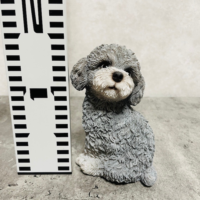 かわいい 犬 置物 振り返るトイプードル グレー 小 woobia ウービア