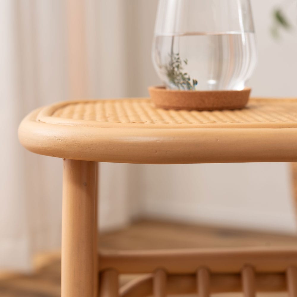 マガジンラック付きサイドテーブル｜天然ラタンの温もりと実用性を