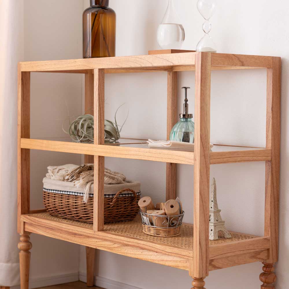 天然木×ラタンのオープンシェルフ｜ガラス天板＆クラシカルなデザイン