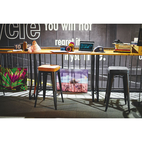 レザーの座面とブラックのアイアンがクールでかっこいいハイスツール