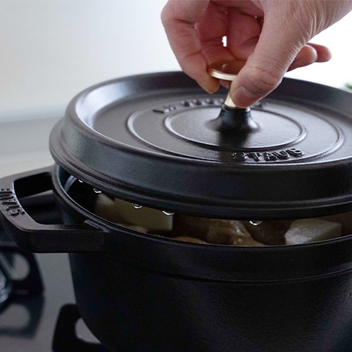 ストウブ staub ピコ ココット ラウンド 22cm 黒 40509-305の通販