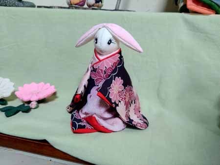 菊の着物を着たうさぎ