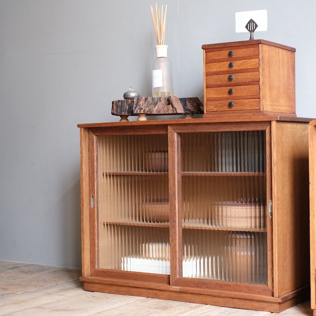 ミニキャビネット モールガラス｜すべての商品｜古家具・アンティーク