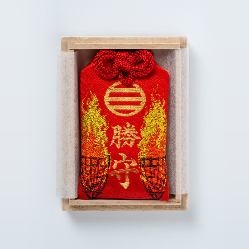 勝運上昇！勝守（桐箱入り/赤） ｜白崎八幡宮