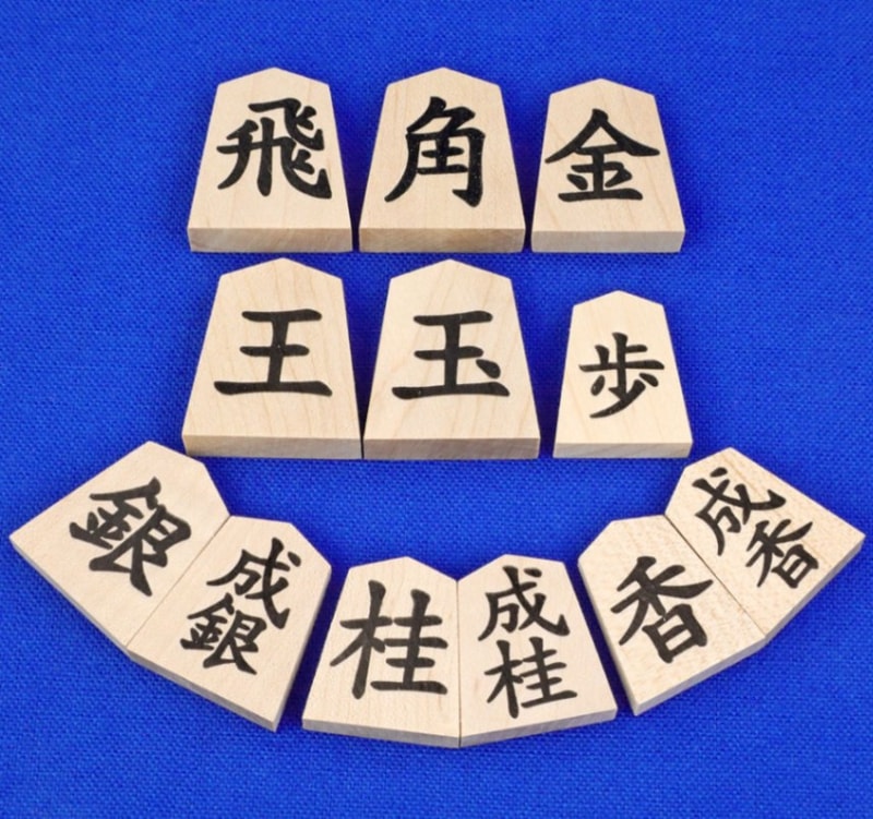 将棋駒 楓 押彫駒 一字 裏黒字 成付 ※駒箱・不織布付き | 将棋駒