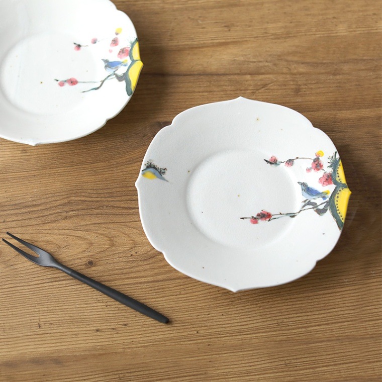 松本郁美｜灰釉色絵掻き落とし稜花5寸皿 花鳥 | 趣佳[syuca.jp