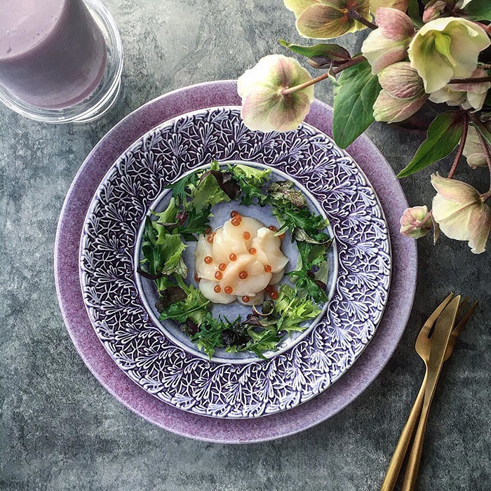 パープルの食器でテーブルコーディネート