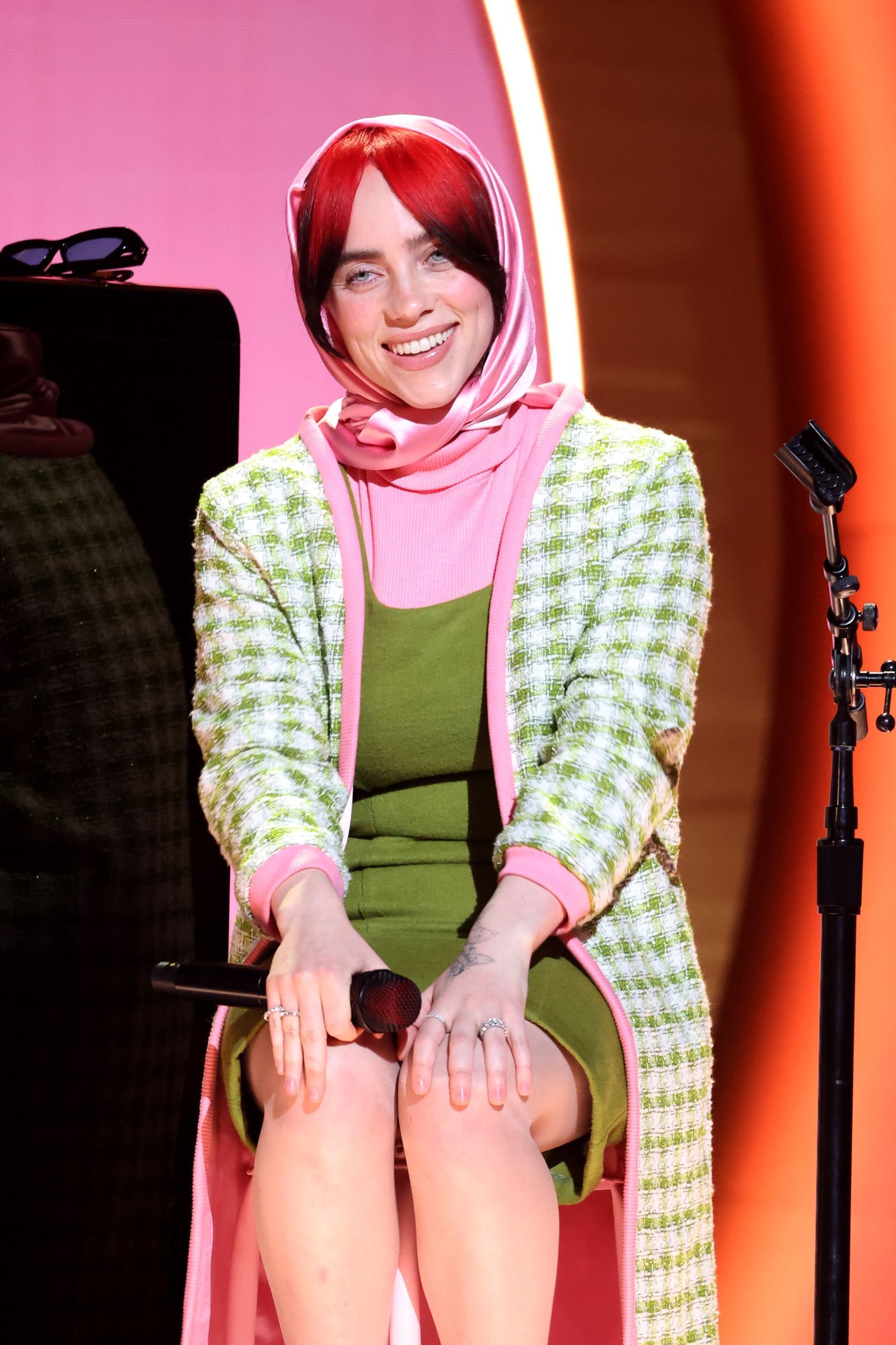 ビリー・アイリッシュ、グラミー賞2024でバービー人形を再現 | Vogue Japan