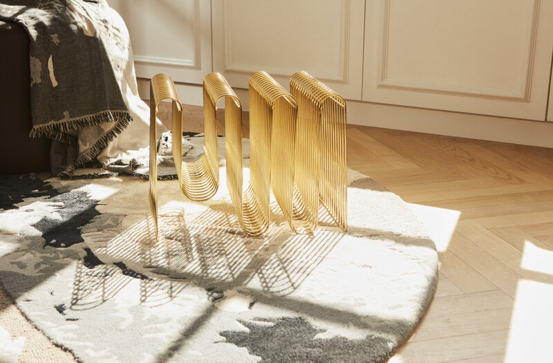 AYTM Curva magazine holder, gold | Finnish Design Shop