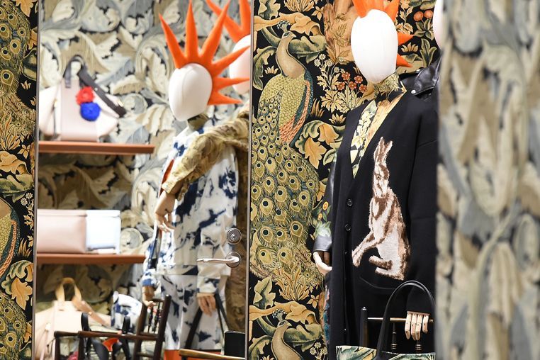 ロエベの名品と巨匠ウィリアム・モリスの美学を融合した傑作 | GQ JAPAN