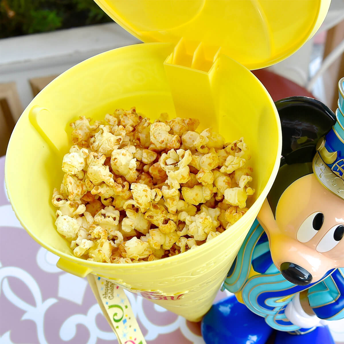 ミッキーがクラッカーでお祝い！東京ディズニーリゾート35周年