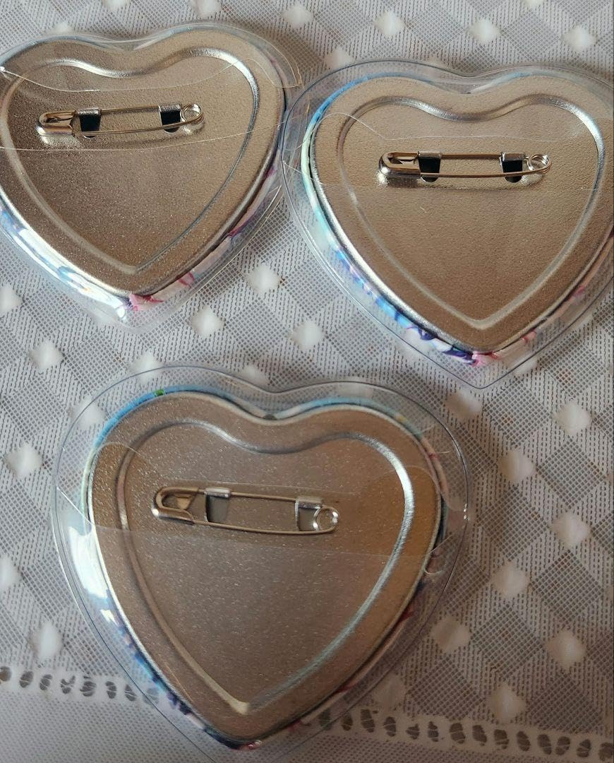 Amazon.co.jp: 魔入りました入間くん C99コミケ ハート缶バッチ イルミ