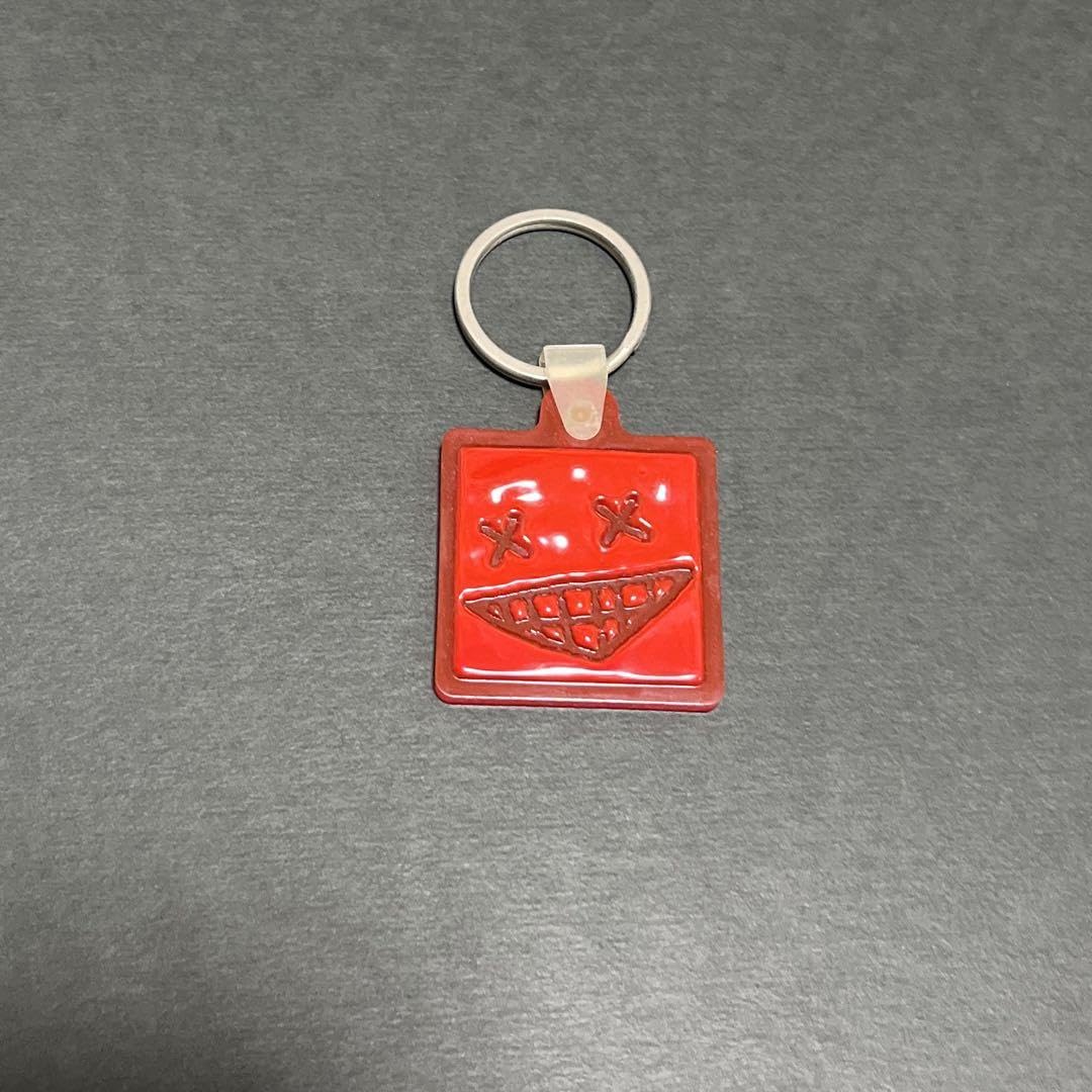 Amazon.co.jp: 米津玄師 ニンマリくん キーホルダー 赤 ホビー グッズ