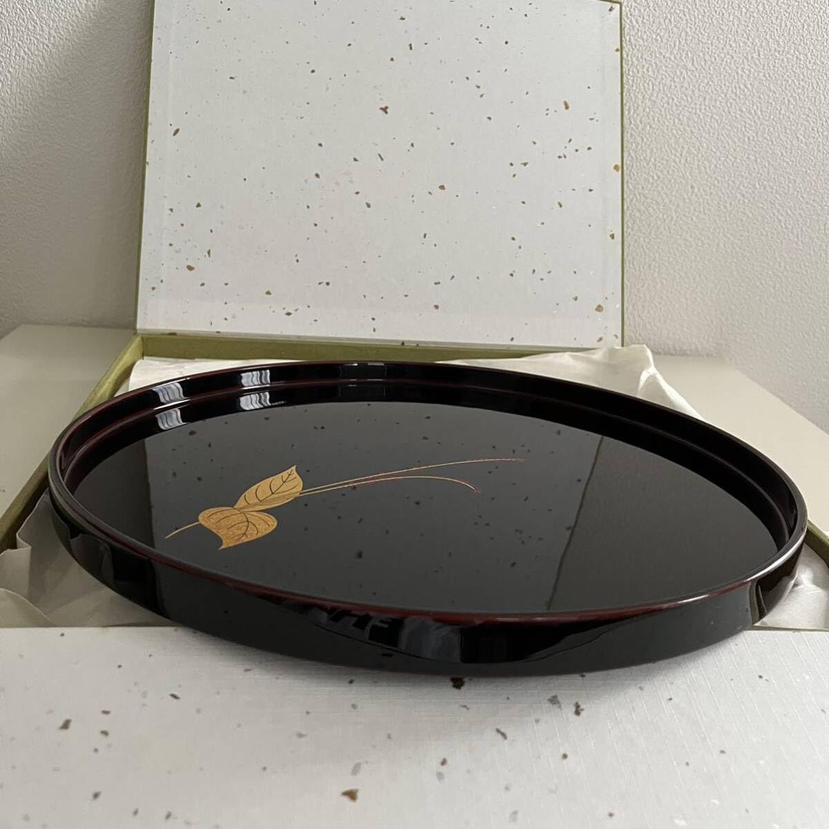 Amazon.co.jp: 象彦 お盆 30cm 水引草 漆器 丸盆 天然木 うるし塗装