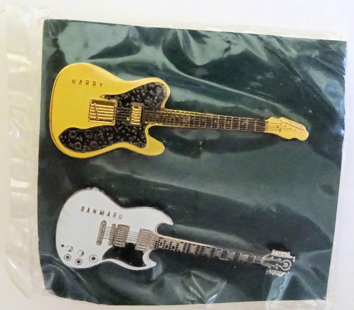 Amazon | The Street Sliders 黄：HARRY/白：RANMARU ギターバッジ 2