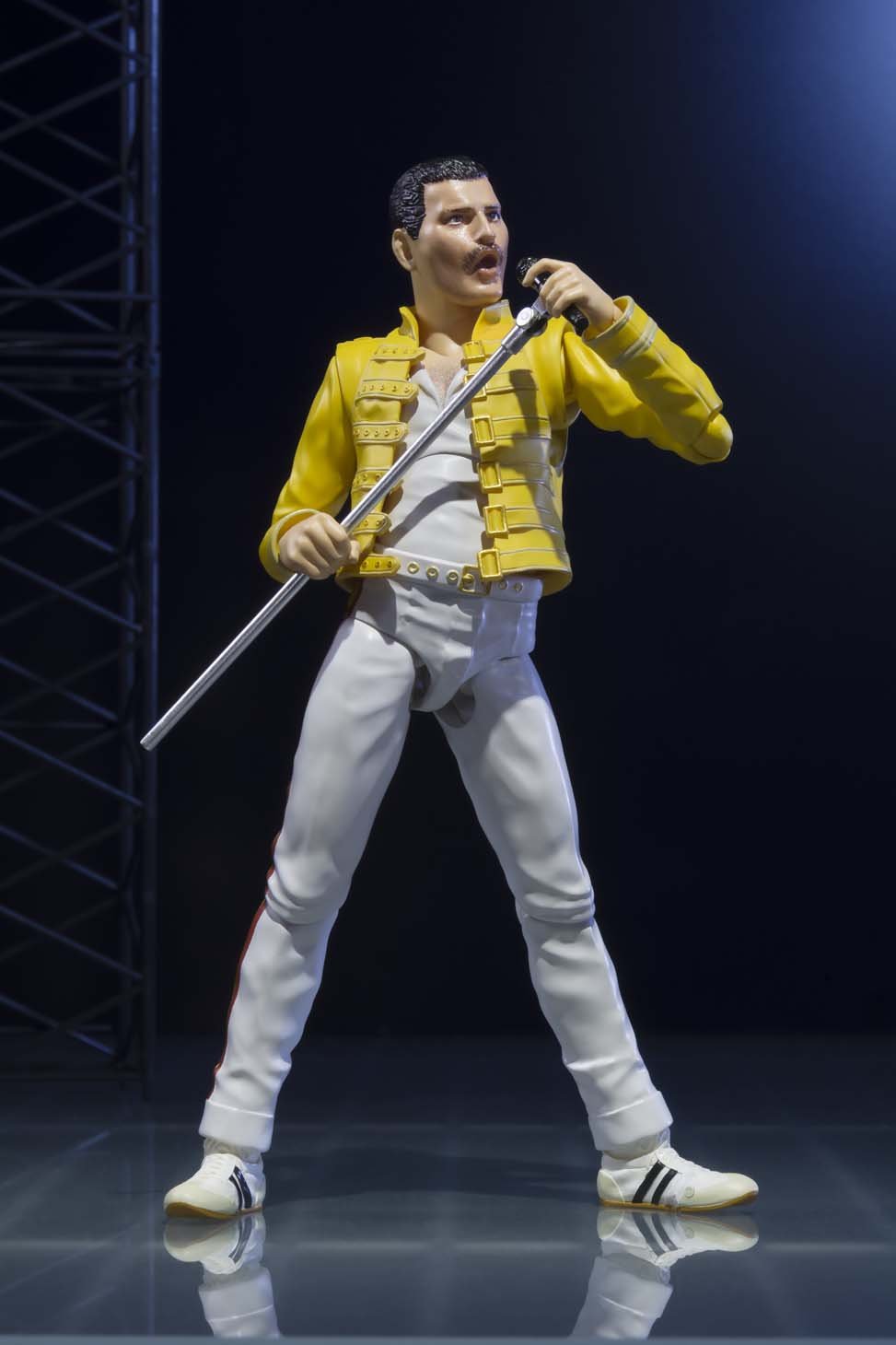 Amazon.co.jp: Queen Freddie Mercury SH Figuarts Action Figure