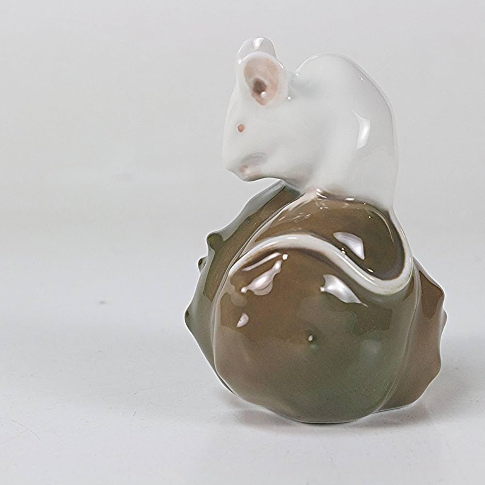 ロイヤルコペンハーゲン 木の実の上のねずみ フィギュリン