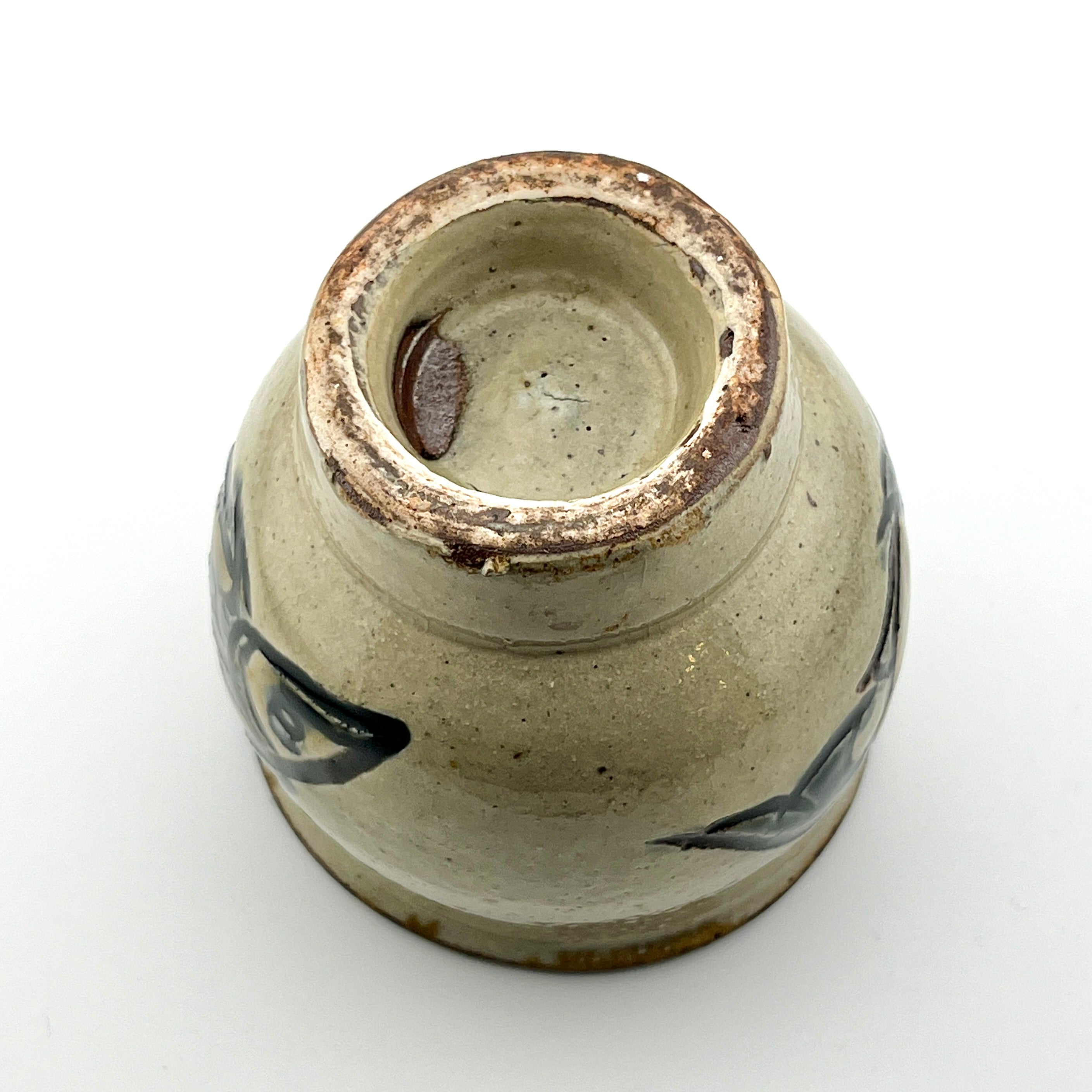 壺屋焼 人間国宝 金城次郎作 魚文湯呑 – 生活民芸 なかむた