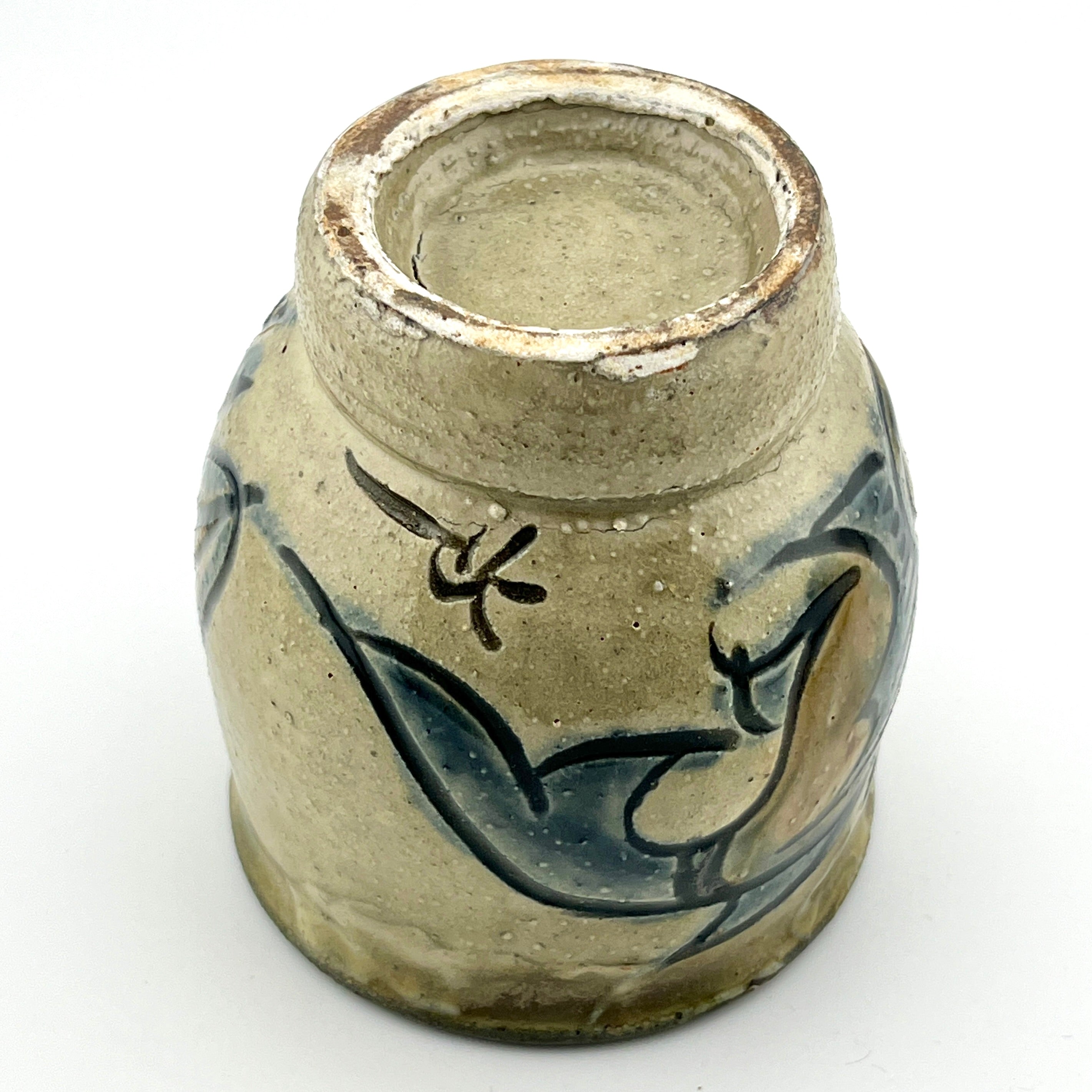 壺屋焼 人間国宝 金城次郎作 魚海老文湯呑 （笑う魚） – 生活民芸 なかむた