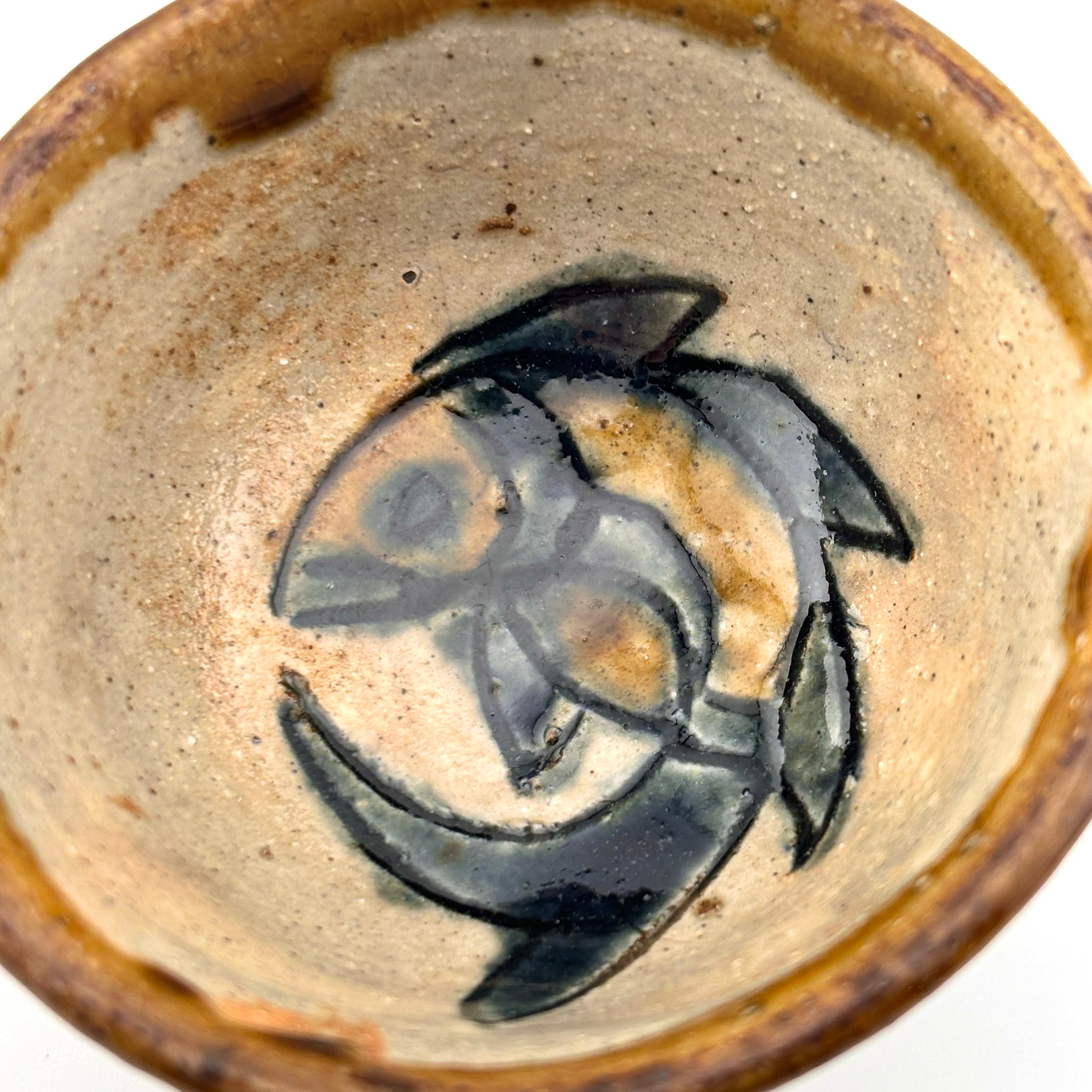 壺屋焼 人間国宝 金城次郎作 魚文ぐい呑 – 生活民芸 なかむた