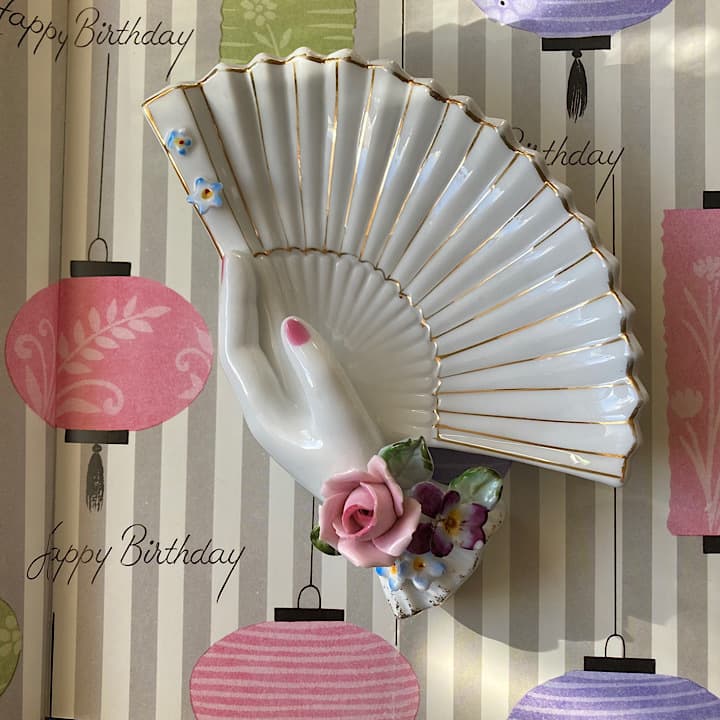 095Leftonバラとビオラと勿忘草を飾った白い扇子を持つ手のハンドトレイ