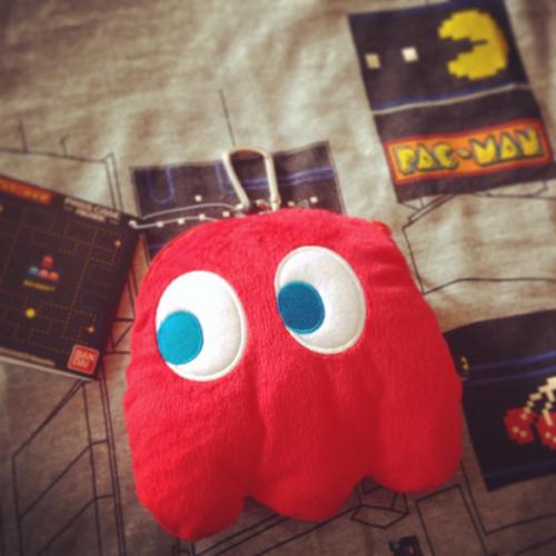 もこもこで超キュート！パックマン「アカベエ」のぬいぐるみパスケース