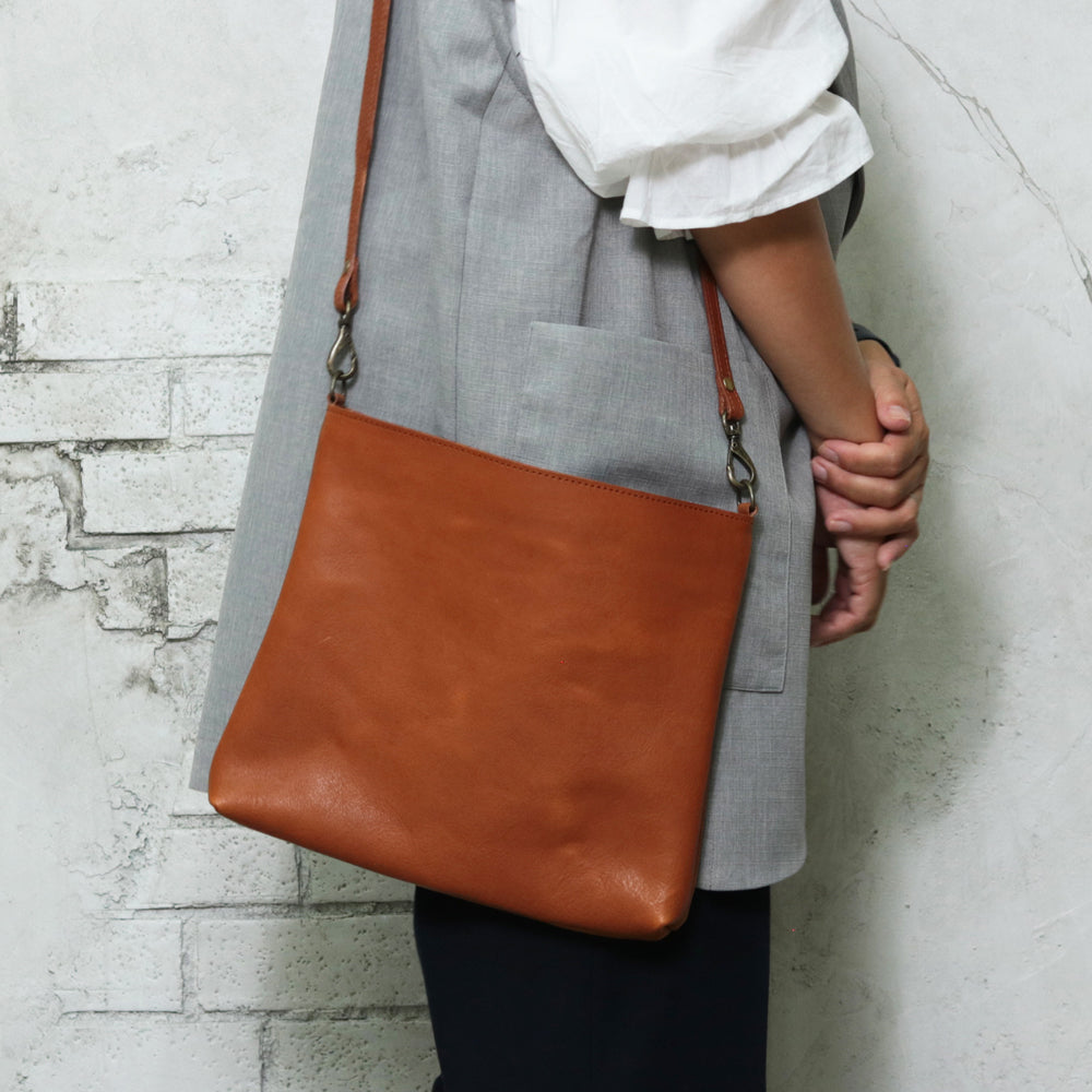 深型/中サイズ【シンプルを極めたレザーサコッシュ】栃木レザー